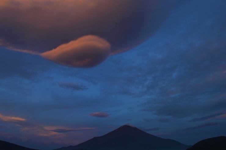  朝焼けを撮りに、山中湖（きらら）に行った時、頭の真上に「つるし雲」が、発生した時の物です。<br>【富士山写真愛好家アイ さんからの投稿】