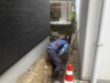 「住宅外壁まわりの狭い通路で配管まわりの掘削作業を行いました👷‍♂️」