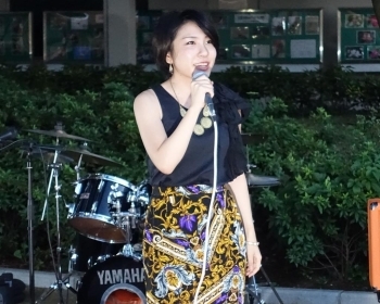 【Haruna】<br>色っぽく歌い、お客さんを魅了します！