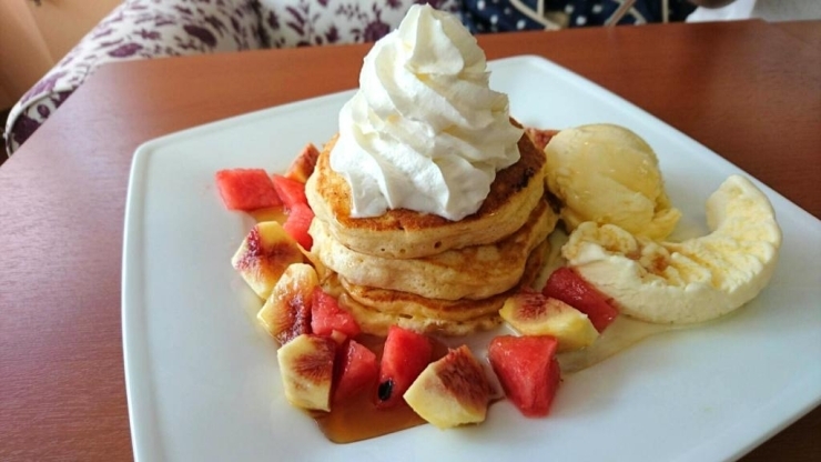 ハワイで食べるようなフワフワのパンケーキ。季節のフルーツとアイスクリーム、甘さ控えめな生クリームものって、モリモリです♪