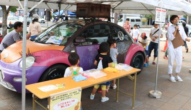 らくがきできる車もありました。子供たちは落書きに夢中♪