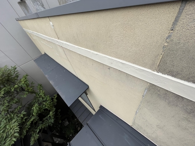 ２日に分けて、ブリッジコーキングをしました。「中京区の住宅で外壁のひび割れをコーキングで補修」