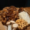 「🍄 秋の旨味爆発！『本川原木舞茸と3種のキノコの陶板焼』旨味凝縮で登場✨」