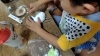 粘土をつけるぞ「カブトムシ作りたい!」