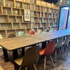たかまつトコトコ店内、本棚と地域イベント情報が並ぶ文化拠点📚「立川駅徒歩9分の地域交流スペース「たかまつトコトコ」🏠キッチン付きシェアスペースで5/10に劇団チリ演劇フェスティバルが開催🎭立川の文化拠点として注目です✨」