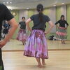ステップの練習も丁寧に。無理なく上達できますよ！「那珂川市  フラダンス教室 レイマカナアロハ 基礎から丁寧に楽しくレッスンしています！」