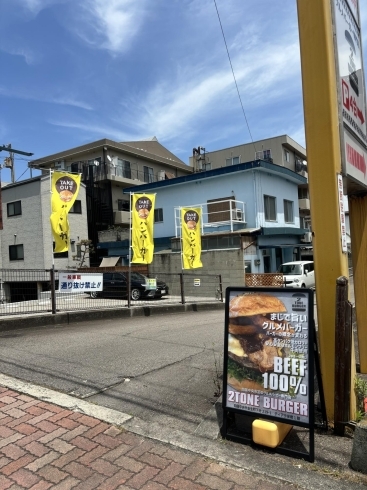入口は黄色いのぼりが目印「新しいチラシができました🍔　四国中央市　ハンバーガー　グルメバーガー　ランチ　ディナー　お持ち帰り　テイクアウト　2TONEBURGER ツートーンバーガー」