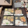 本日の日替わり弁当と赤飯「【5月20日】SNS発信で遠方からの嬉しいご来店！亀石神社の不思議な木と、明日木曜定休のお知らせ 🌳🍮」