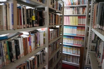 映画館の隣には映画関連の書籍や雑誌を集めた「映画図書館」が併設。<br>その蔵書数は、書籍3500冊、雑誌3900冊と圧巻