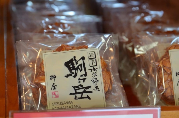 名峰駒ヶ岳の山肌を表現し、良質のアーモンドと黒ゴマを主原料に、丹念に焼き上げたお菓子（チュイル）です。独特の香りと風味をお楽しみいただけます。