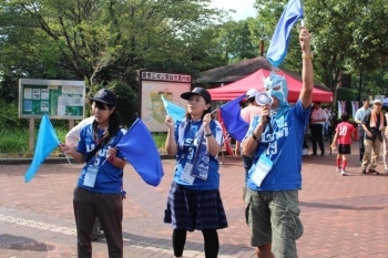 サポーターは青い旗２００本で応援するよ！