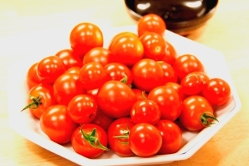 ≪お庭で採れたトマト≫<br>「ご自由にどうぞ」と、振る舞って下さいます。