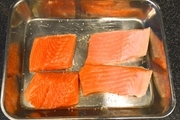 【3】鮭を半分に切り、両面に塩少々をふる。<br>５分置いて出てきた水分をペーパータオルでふきとる。