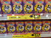 「ハロウィンのお菓子が勢ぞろい！にぎやかな限定パッケージが売場いっぱいに並んでいます」