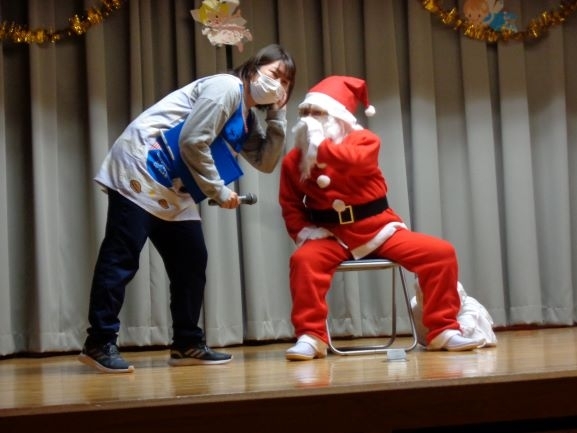 サンタさんに英語で質問してくれた先生♬「メリークリスマス！良い子のみんなにサプライズ！」