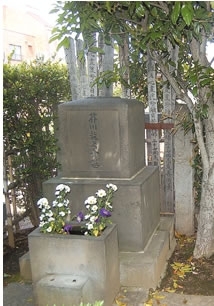 芥川龍之介の墓。本人愛用の座布団と同じに作られている