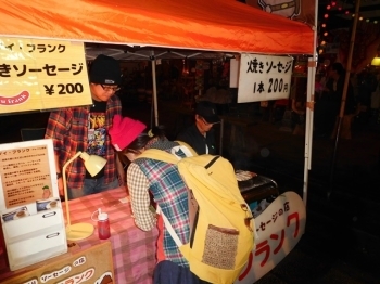 親子で出店。実は、イベントで売っているソーセージは、お店では買えない「特別バージョン」です！！<br>