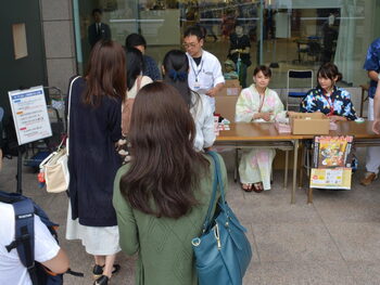 初日は15:00より受付を開始しましたが、待ちきれない人が受付の前に集まってきました。