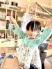 店内のおもちゃで遊ぶイベント参加者のお子様「第5回ワークショップ【KOPPA（こっぱ）】英語でおままごと♪レポート」