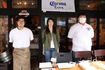 StaCafeの店長（左）とボランティアスタッフ2人（右）