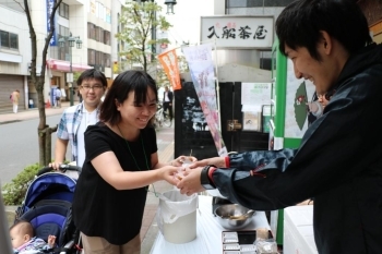 入船茶屋の店先で…