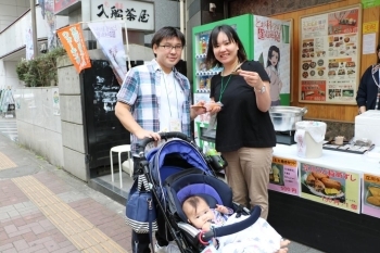 味がしみ込んだ玉コンニャクをゲットしたご夫婦