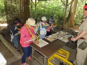 ≪フィールドアドベンチャー≫<br>ボーイスカウト那須野営場にて。グループに分かれ、ＭＡＰを持ち、チェックポイントをまわりながら、英会話の実践と、協力や生きる力を学びます。<br><br>
