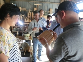 北浦は農業・漁業が盛んな地域です。昔から受け継がれる道具の紹介にメキシコの方々は興味津々です。