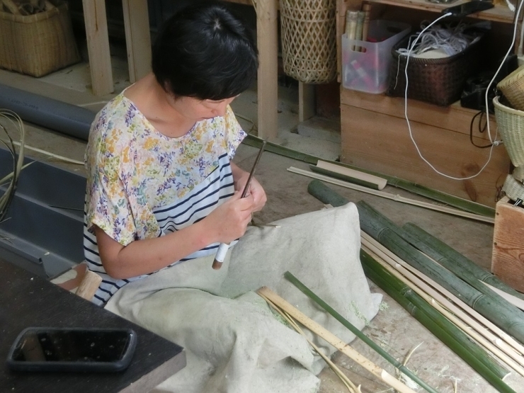 勢司さんによる「竹細工の実演」　細かな作業と珍しいかごの編み方にメキシコの方も驚いていました。