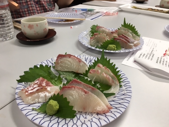 鯛のお造り。<br>ただ、おいしいだけでなく、「活かってる」「締まってる」の食べ比べです。<br>関東と関西の食文化の違いを聞いてから食べると、納得感も味も違います。