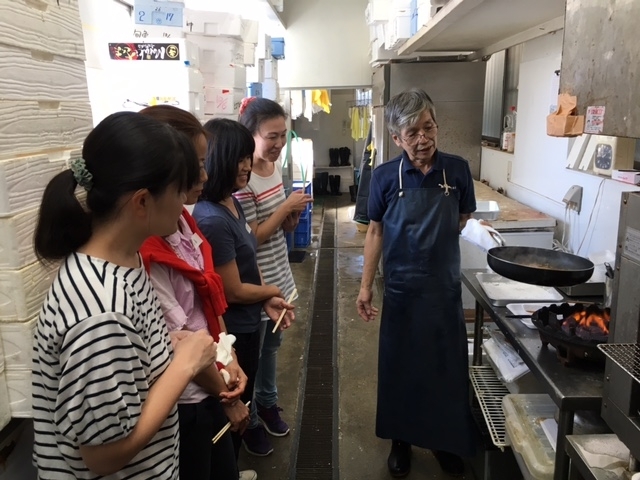 さっきさばいて生で食べれるサンマで<br>手早く蒲焼きにする実演