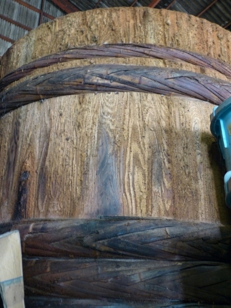 現在では使われていない「漬物樽」は高さが約2m50cm、樽の太さは直径約2mです。