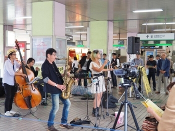 小阪駅改札口　近鉄友の会の演奏