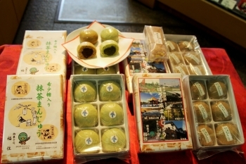 【抹茶まんじゅう】(6ヶ入り・766円/8ヶ入り・1,004円)<br>【ほうじ茶まんじゅう】(6ヶ入り・766円/8ヶ入り・1,004円)<br>※バラ(1ヶ・119円)