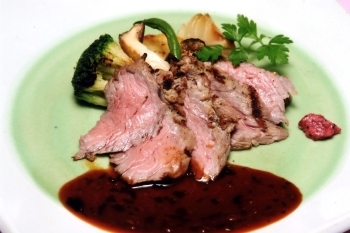 【仔羊のグリル コリアンダーのソース カシスマスタード添え】