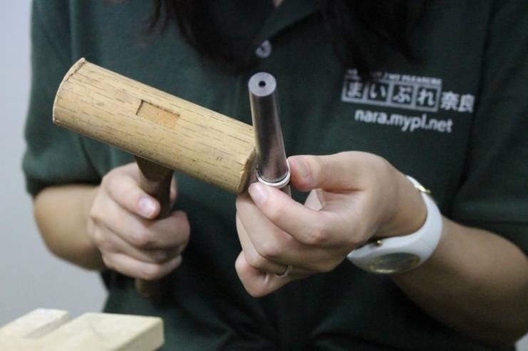 リングを芯金にはめて木槌で叩き、指のサイズに合わせていきます。トントントントン、木槌で叩いて真円に近づけていきます。叩きすぎると伸びすぎるので注意！