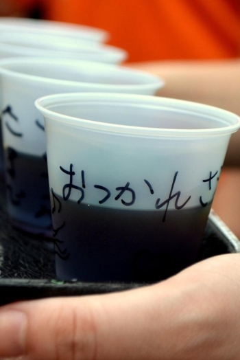 参加者には、カップにメッセージが書かれたコーヒーが提供されました。