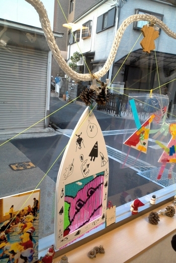 街中アート：商店街のお店で作品を展示「御殿山渚商店会」