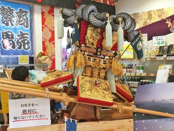 店内になぜか小さいお神輿が・・？<br><br>