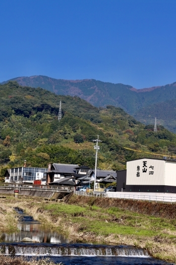 天山降ろしの風吹く、祇園川ほとり。
そろそろ、新酒が生まれる。「天山酒造株式会社」