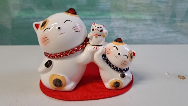 親子ねこ　¥2,000円(税込)「可愛らしい【招き猫】の置物」