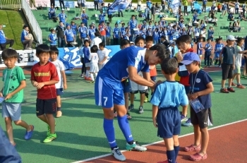 鈴木将也選手　子供にサインしていました