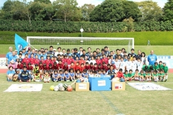 使用したサッカーボールを磨いて台湾に送るという国際貢献活動