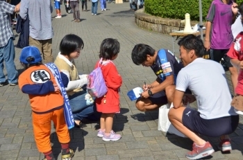 鈴木淳選手がサインしていました　子供に大人気！