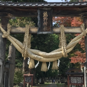 新宮熊野神社は福島県喜多方市慶徳町新宮にある神社。「新宮」と称しているが、本宮・新宮・那智の熊野三山を祀っている。　『新宮熊野神社』は、応徳3(1085)年に造宮