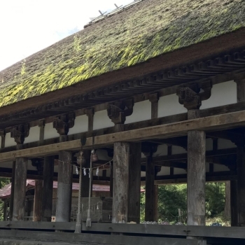 鎌倉初期に建立された国指定の重要文化財である、内部に仕切りや建具のない吹き抜け構造の壮大な建物「長床」