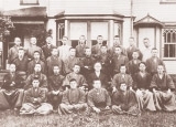 1907年に開校した「雑司ヶ谷学院」の学生たち。
中央にマッケーレブ。