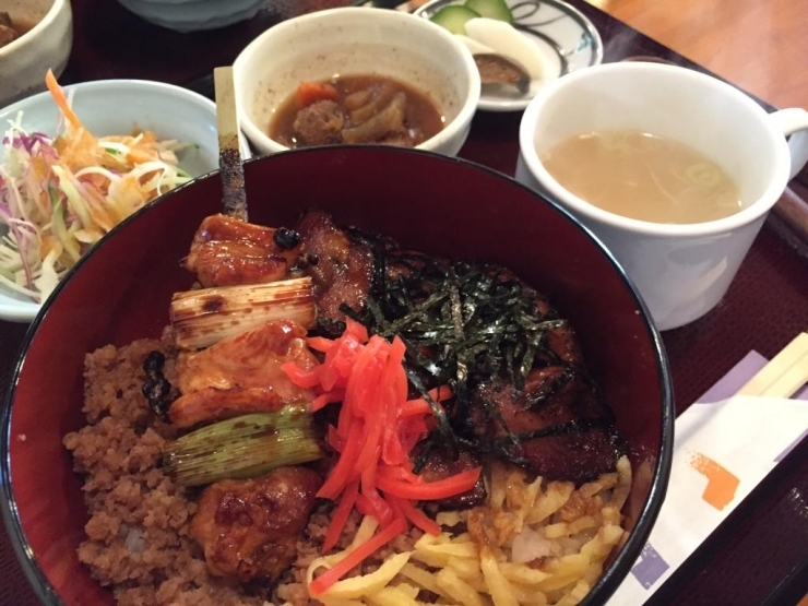 串の下にも鶏肉とそぼろが！どこまでお肉が続くんだ～というどんぶり！