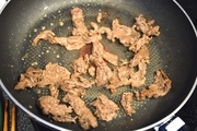 【6】フライパンにオリーブオイル小さじ１を熱し、<br>（1）の牛肉を広げながら並べて焼く。