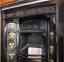 暖炉
1階居間の暖炉には、アールヌーボー風のタイルを使い、ケヤキ材の前飾がついている。
